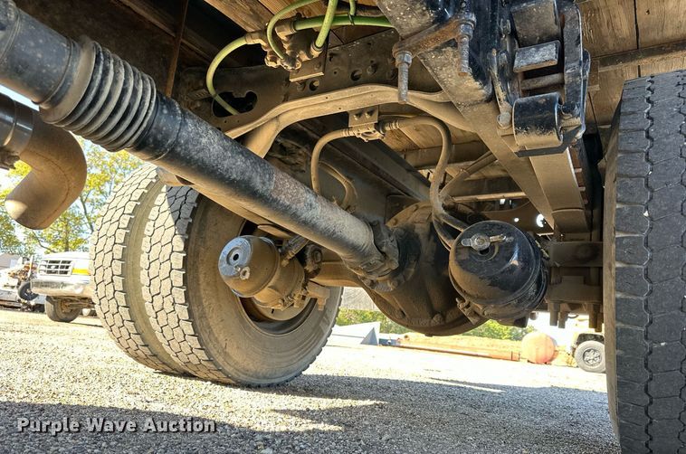 image for item NP9692 2005 Ford F650 Super Duty  flatbed truck