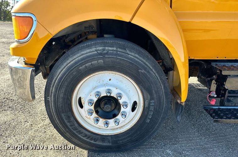 image for item NP9692 2005 Ford F650 Super Duty  flatbed truck