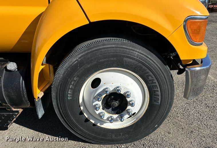 image for item NP9692 2005 Ford F650 Super Duty  flatbed truck