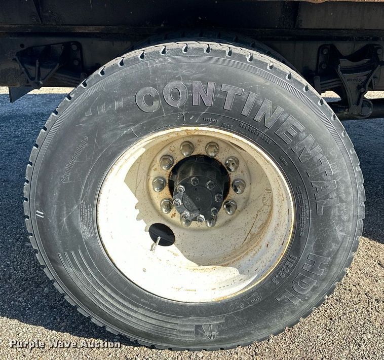 image for item NP9692 2005 Ford F650 Super Duty  flatbed truck