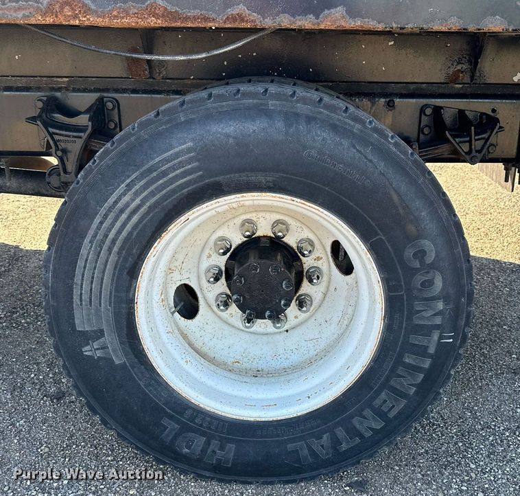 image for item NP9692 2005 Ford F650 Super Duty  flatbed truck