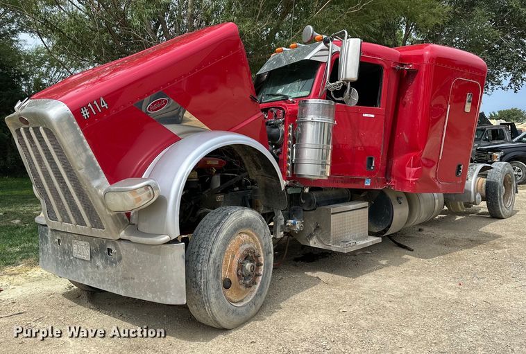 image for item NP9919 2015 Peterbilt 389  semi truck