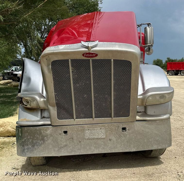 image for item NP9919 2015 Peterbilt 389  semi truck