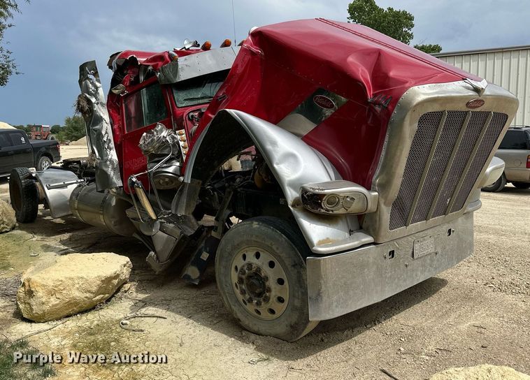 image for item NP9919 2015 Peterbilt 389  semi truck