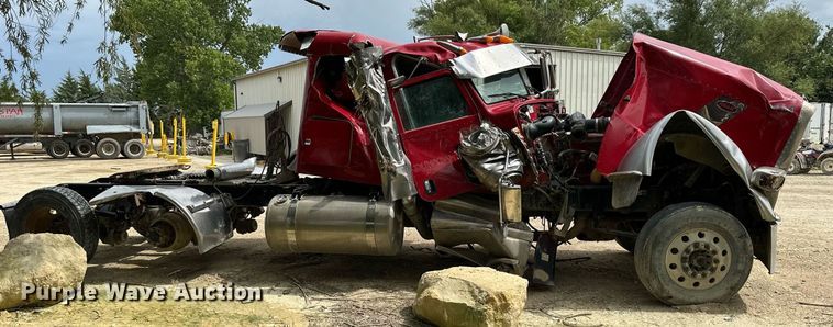 image for item NP9919 2015 Peterbilt 389  semi truck