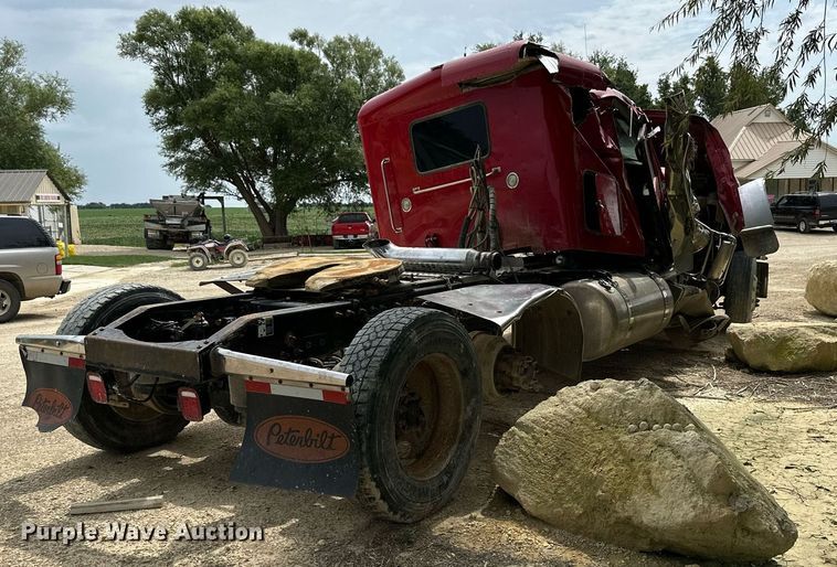 image for item NP9919 2015 Peterbilt 389  semi truck