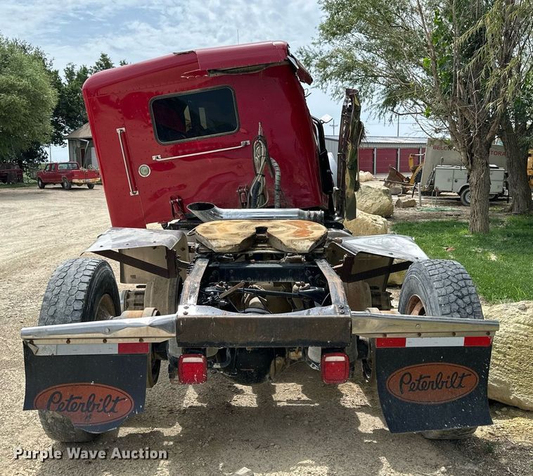 image for item NP9919 2015 Peterbilt 389  semi truck