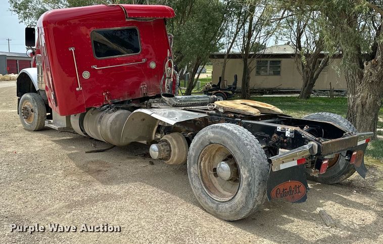 image for item NP9919 2015 Peterbilt 389  semi truck