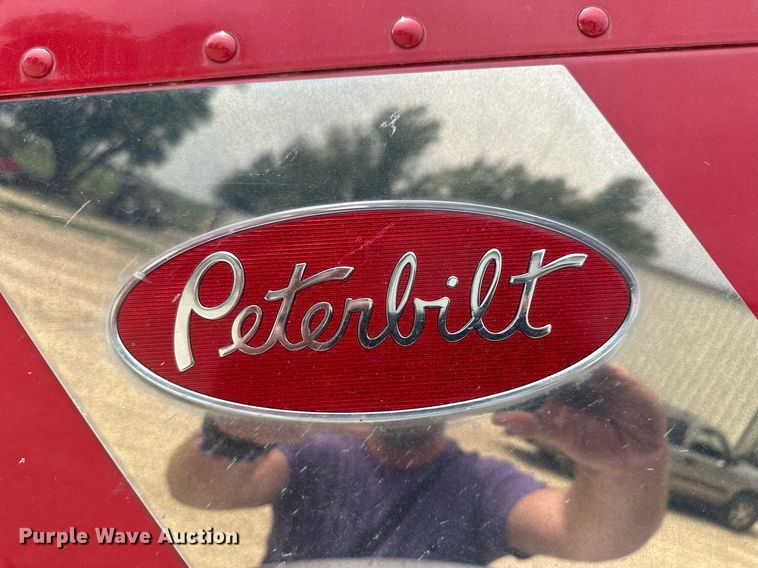 image for item NP9919 2015 Peterbilt 389  semi truck