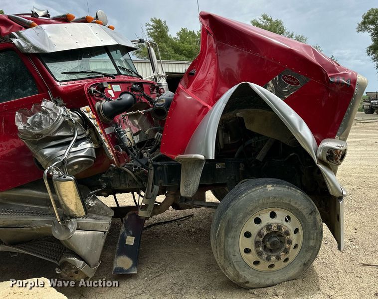 image for item NP9919 2015 Peterbilt 389  semi truck