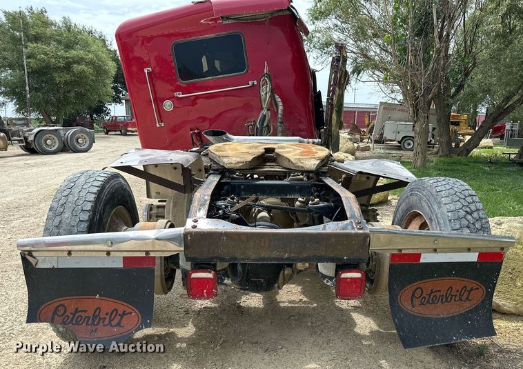 image for item NP9919 2015 Peterbilt 389  semi truck