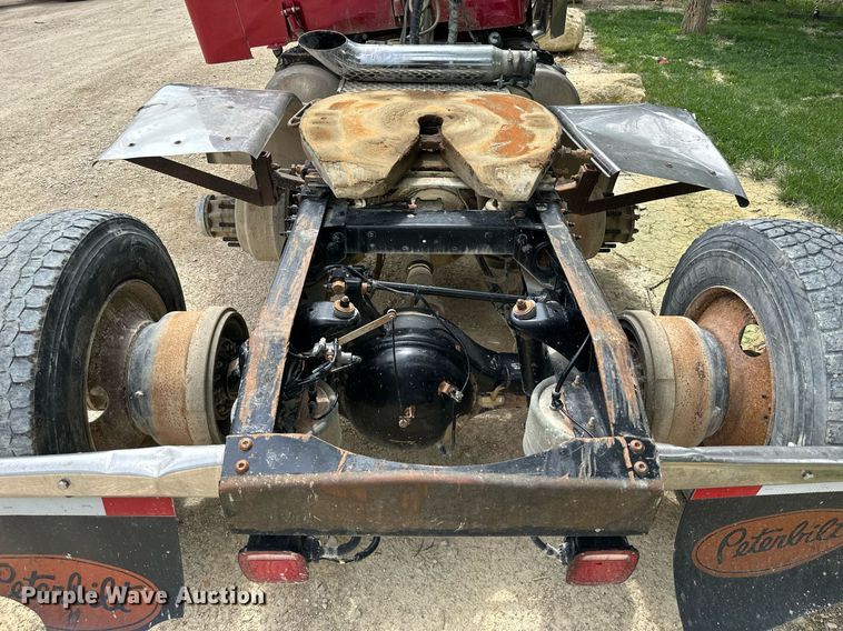 image for item NP9919 2015 Peterbilt 389  semi truck