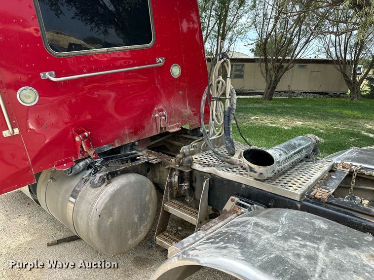 image for item NP9919 2015 Peterbilt 389  semi truck