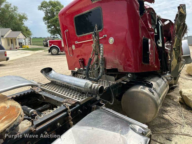 image for item NP9919 2015 Peterbilt 389  semi truck