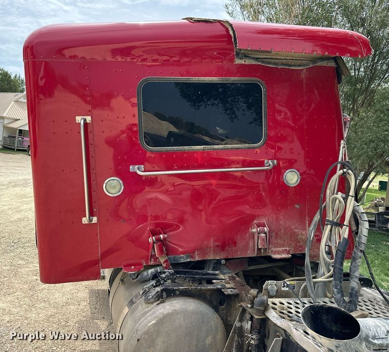 image for item NP9919 2015 Peterbilt 389  semi truck