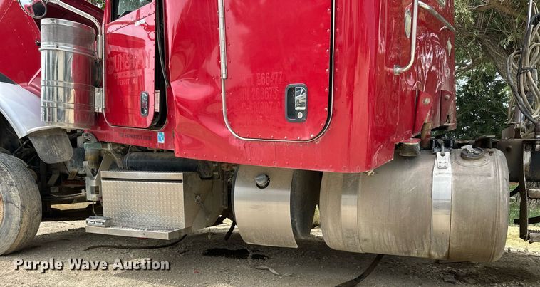 image for item NP9919 2015 Peterbilt 389  semi truck