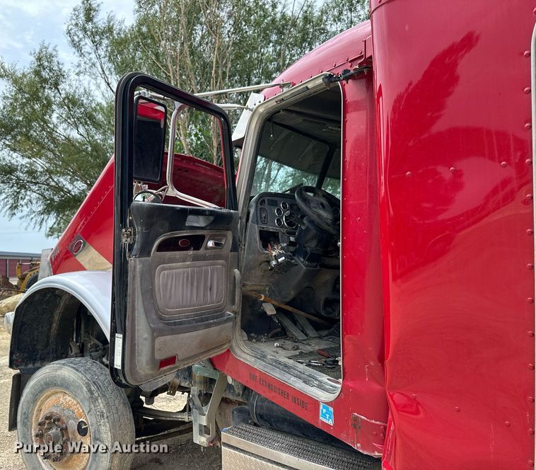 image for item NP9919 2015 Peterbilt 389  semi truck