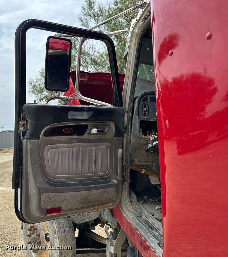 image for item NP9919 2015 Peterbilt 389  semi truck