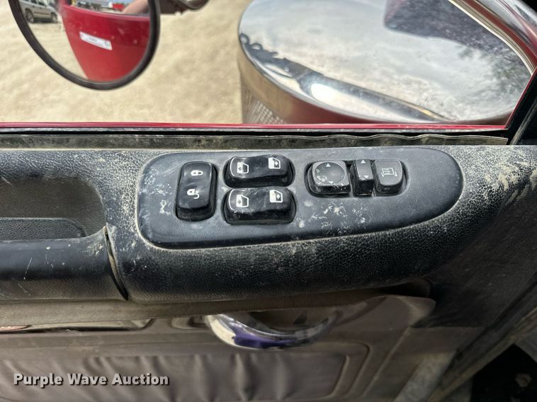 image for item NP9919 2015 Peterbilt 389  semi truck