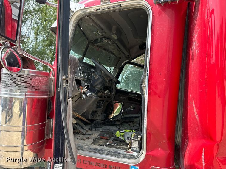 image for item NP9919 2015 Peterbilt 389  semi truck