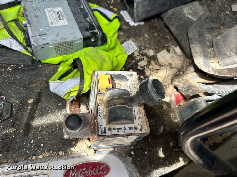 image for item NP9919 2015 Peterbilt 389  semi truck