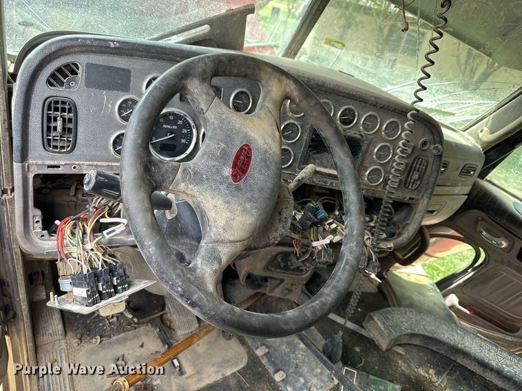 image for item NP9919 2015 Peterbilt 389  semi truck