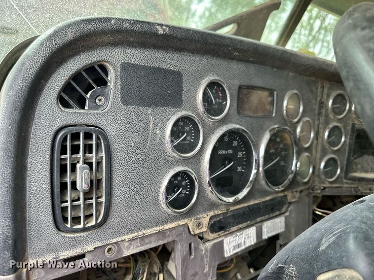 image for item NP9919 2015 Peterbilt 389  semi truck