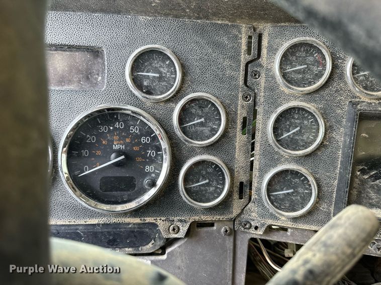 image for item NP9919 2015 Peterbilt 389  semi truck