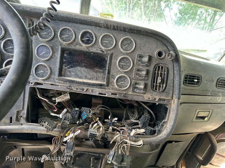 image for item NP9919 2015 Peterbilt 389  semi truck