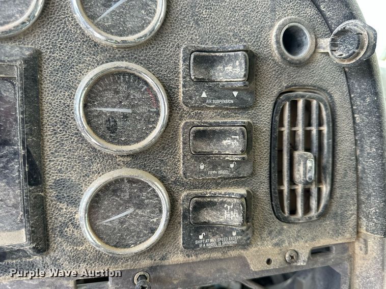 image for item NP9919 2015 Peterbilt 389  semi truck