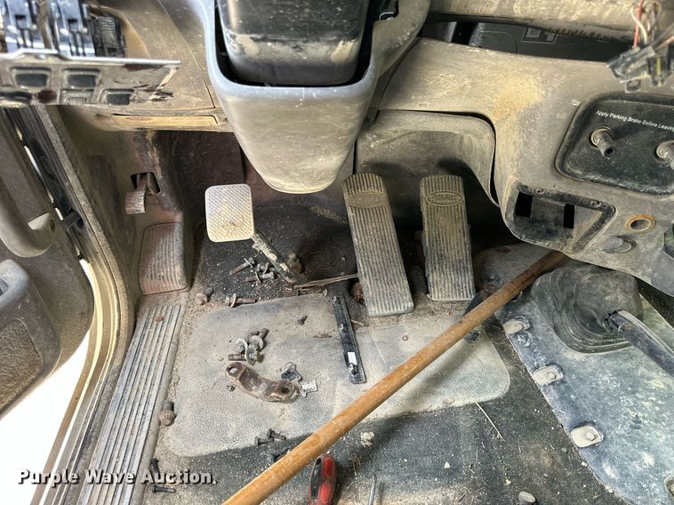 image for item NP9919 2015 Peterbilt 389  semi truck