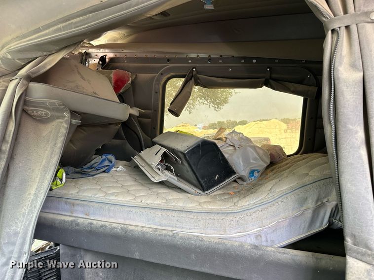 image for item NP9919 2015 Peterbilt 389  semi truck