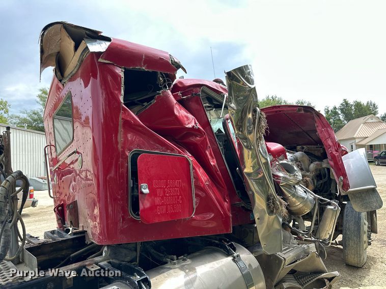 image for item NP9919 2015 Peterbilt 389  semi truck