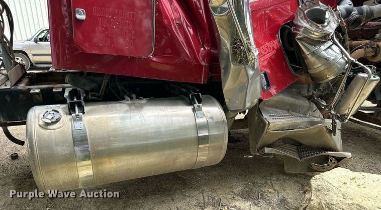 image for item NP9919 2015 Peterbilt 389  semi truck