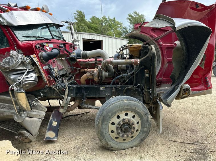 image for item NP9919 2015 Peterbilt 389  semi truck