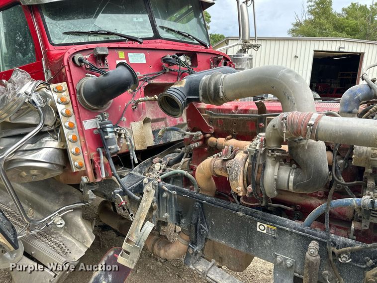 image for item NP9919 2015 Peterbilt 389  semi truck