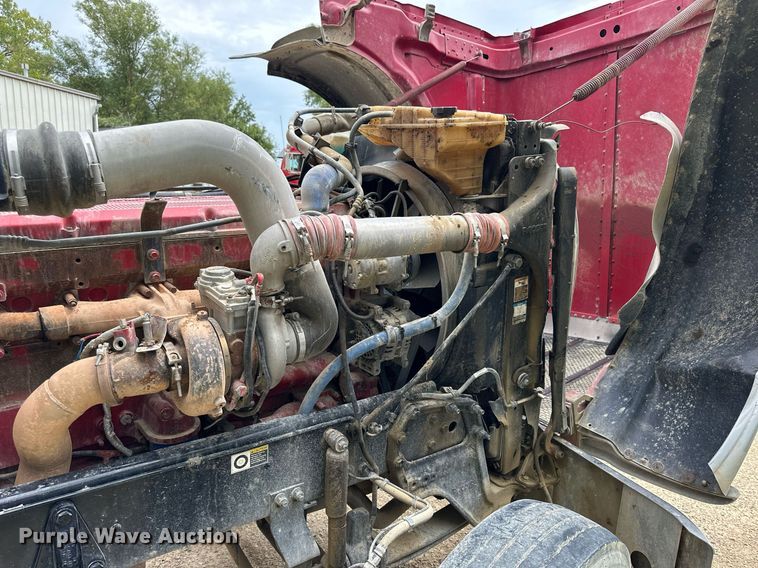 image for item NP9919 2015 Peterbilt 389  semi truck