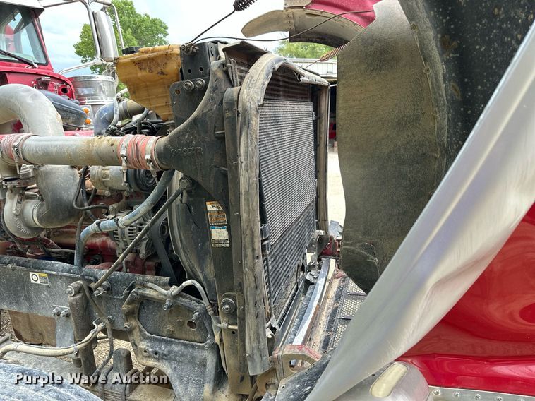 image for item NP9919 2015 Peterbilt 389  semi truck