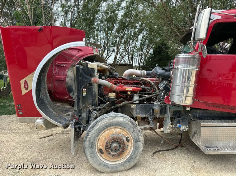 image for item NP9919 2015 Peterbilt 389  semi truck