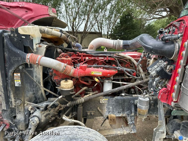 image for item NP9919 2015 Peterbilt 389  semi truck