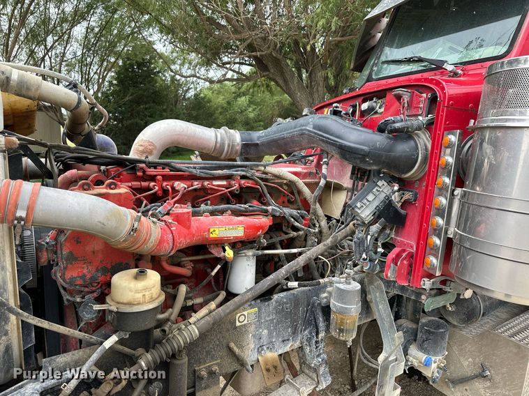 image for item NP9919 2015 Peterbilt 389  semi truck