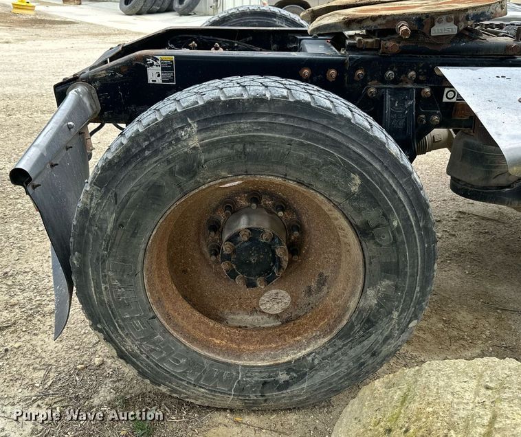 image for item NP9919 2015 Peterbilt 389  semi truck