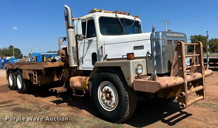 image for item NQ9338 1982 International Paystar 5000  winch truck