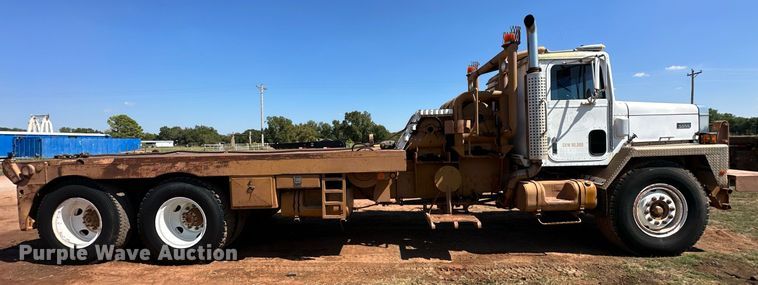 image for item NQ9338 1982 International Paystar 5000  winch truck