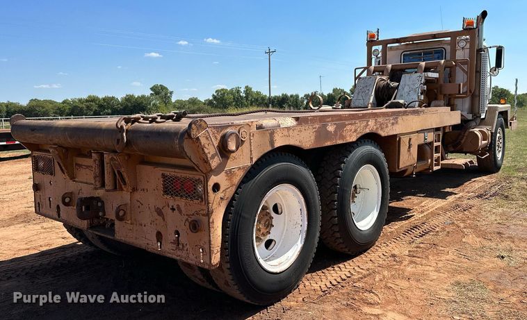 image for item NQ9338 1982 International Paystar 5000  winch truck