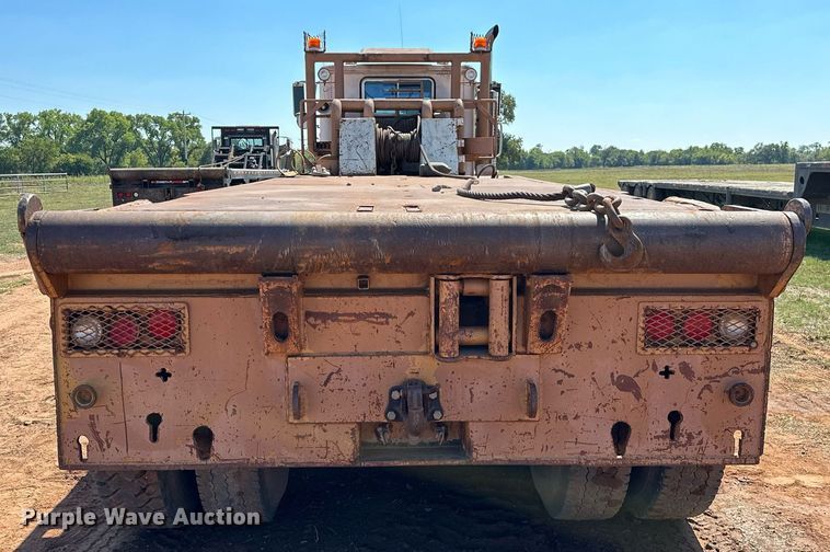 image for item NQ9338 1982 International Paystar 5000  winch truck