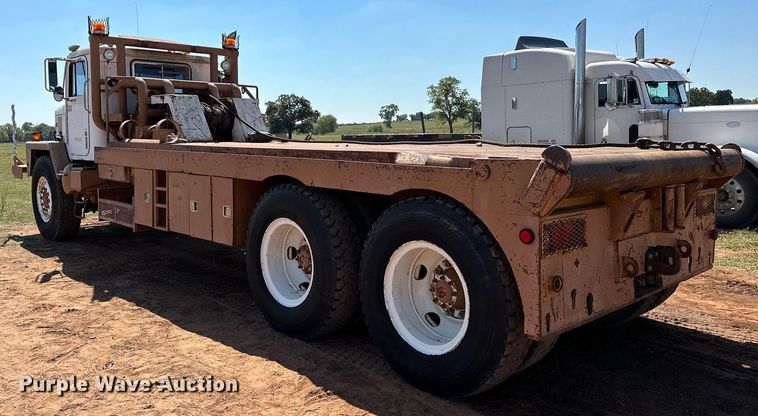 image for item NQ9338 1982 International Paystar 5000  winch truck