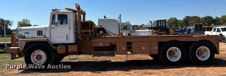 image for item NQ9338 1982 International Paystar 5000  winch truck