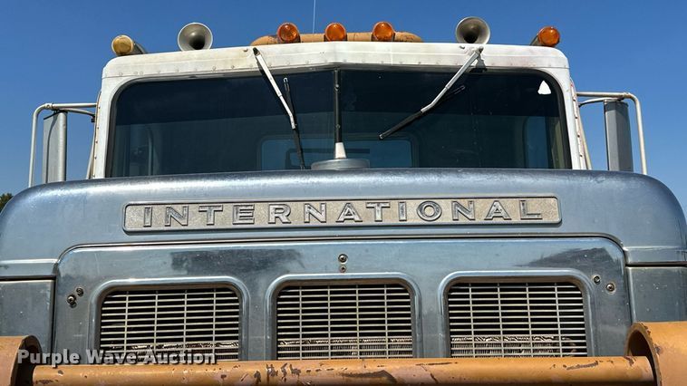 image for item NQ9338 1982 International Paystar 5000  winch truck