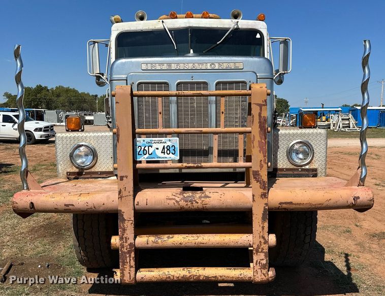 image for item NQ9338 1982 International Paystar 5000  winch truck